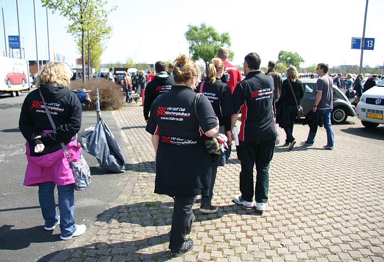 Das Bild zeigt Clubmitglieder in ihren Clubjacken